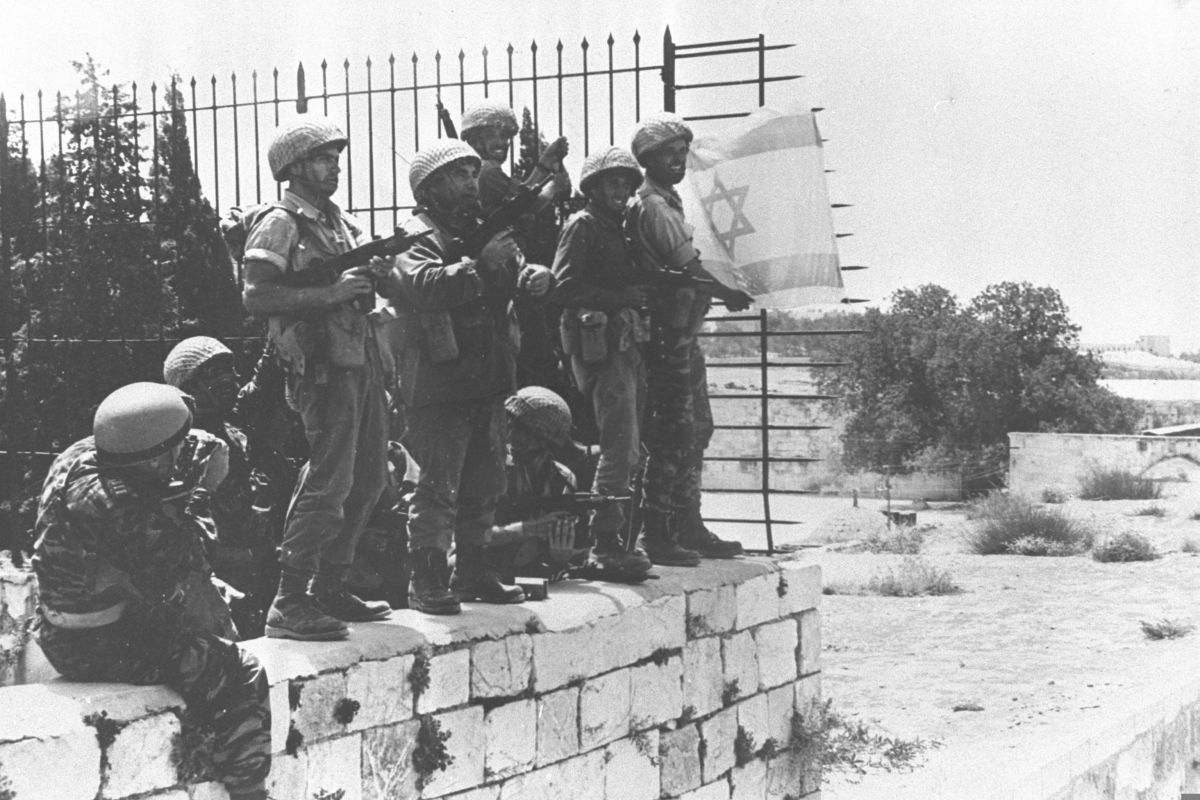 הרב צבי יהודה בכותל: "לא נזוז מכאן אף פעם". צפו