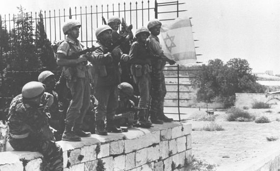 הרב צבי יהודה בכותל: "לא נזוז מכאן אף פעם". צפו