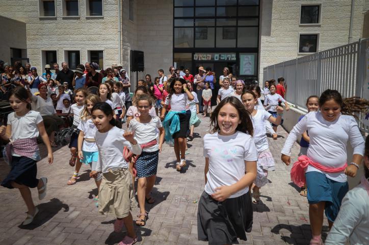 סערה בישוב: אסר להשתתף בטקס בשל שירת ילדות