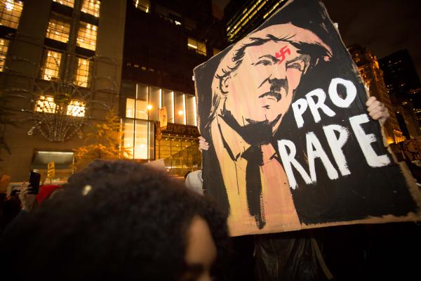 "להוציא את השלטים מהמחסן גם נגד טראמפ"