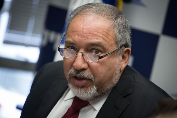 ליברמן שוב קופל: סגירת הפנימייה באור עציון נדחתה