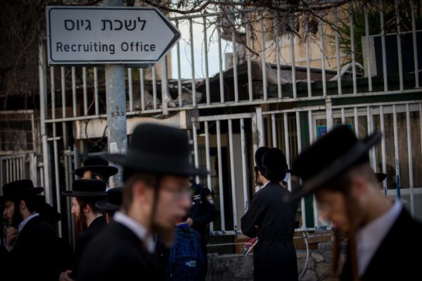 100 דולר במזומן על כל יום השתמטות מהצבא