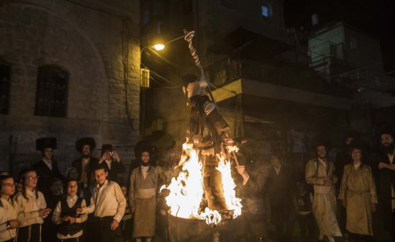 נעצרו חשודים בשריפת בובת החייל בל"ג בעומר