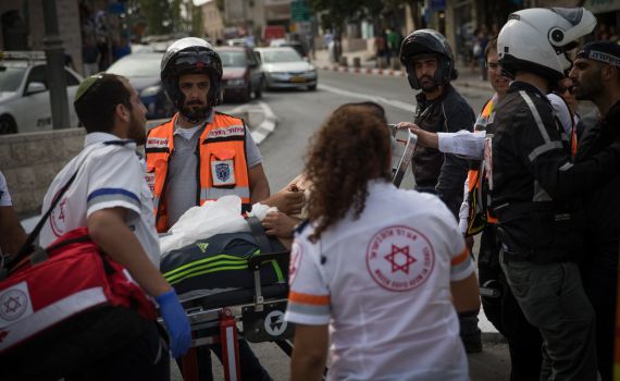 חשד לפיגוע: שוטר נדקר בנתניה. הדוקר נוטרל