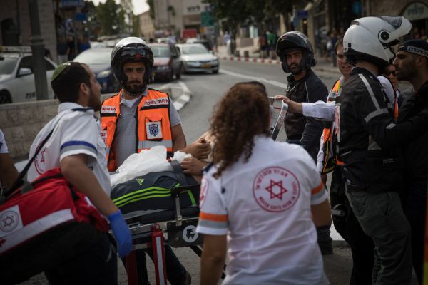 חשד לפיגוע: שוטר נדקר בנתניה. הדוקר נוטרל
