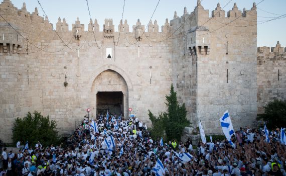 גלריית ענק: 100,000 חוגגים בריקוד דגלים