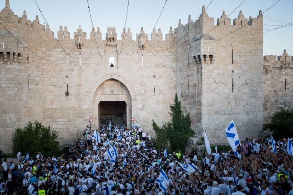 גלריית ענק: 100,000 חוגגים בריקוד דגלים