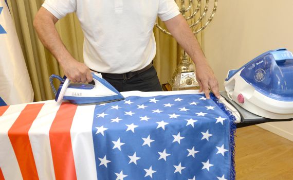 מגהצים את הדגלים: כך מתכוננים לביקור טראמפ