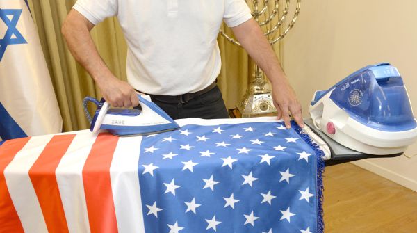 מגהצים את הדגלים: כך מתכוננים לביקור טראמפ