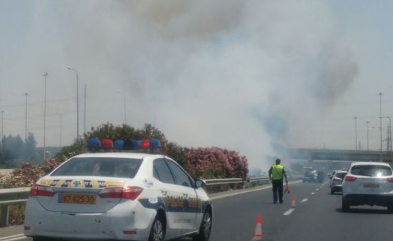 כביש מספר 1 נחסם לתנועה בגלל שריפה