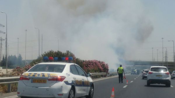 כביש מספר 1 נחסם לתנועה בגלל שריפה