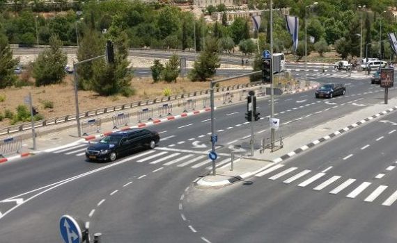 לימוזינות ו-81 רכבי אבטחה: צפו בשיירה של טראמפ