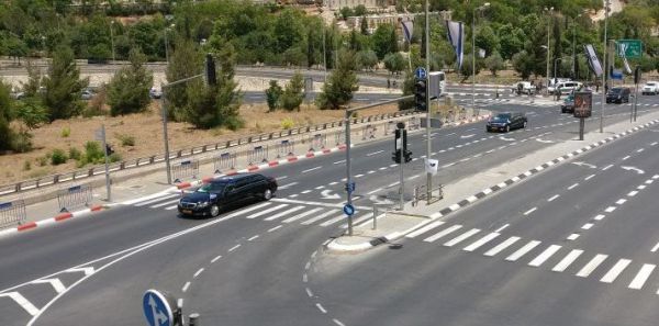 לימוזינות ו-81 רכבי אבטחה: צפו בשיירה של טראמפ