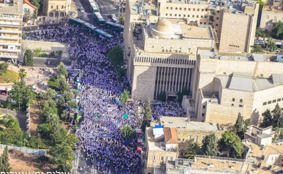 עשרות אלפי סרוגים בריקוד הדגלים בירושלים