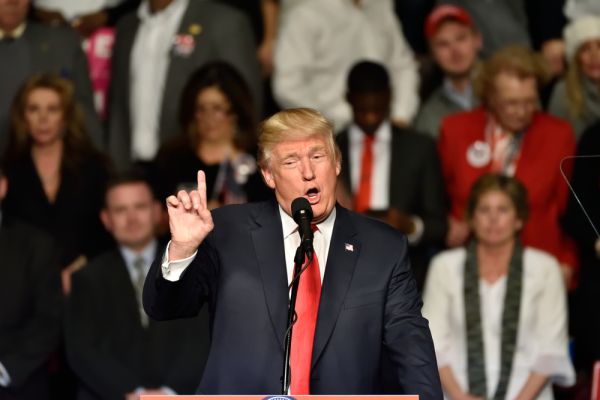 למה לדונלד טראמפ יש רק אפליקציה אחת באייפון?