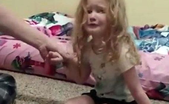 עקיצה קטלנית: פעוטה בת 3 נעקצה מקרציה והשתתקה ברגליה