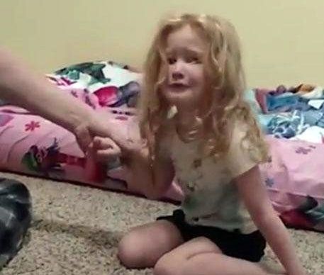 עקיצה קטלנית: פעוטה בת 3 נעקצה מקרציה והשתתקה ברגליה