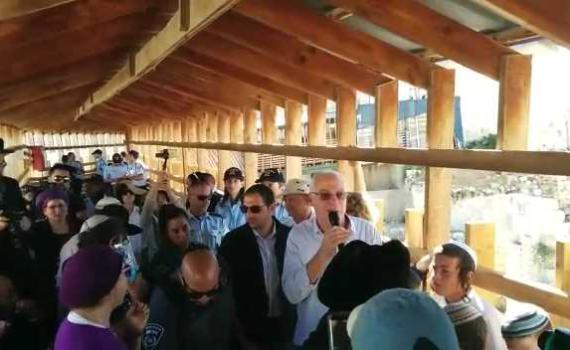 מאות עלו להר הבית; אורי אריאל נותר בחוץ. צפו