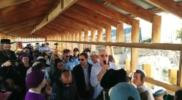 מאות עלו להר הבית; אורי אריאל נותר בחוץ. צפו