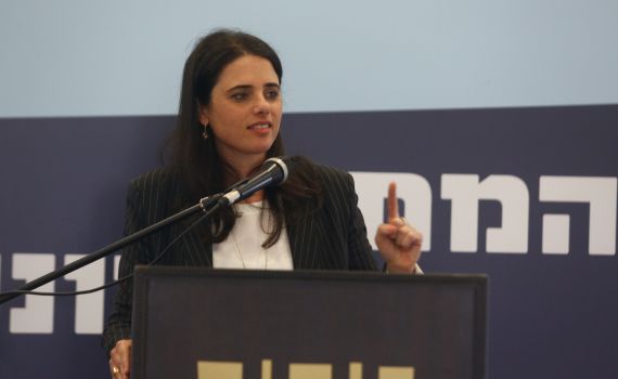 'הנוהל של שקד': פלסטינים בעלי חוב, לא ייכנסו לישראל