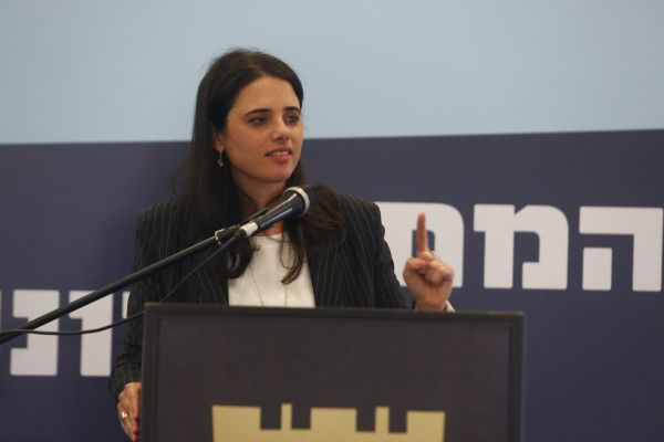 'הנוהל של שקד': פלסטינים בעלי חוב, לא ייכנסו לישראל