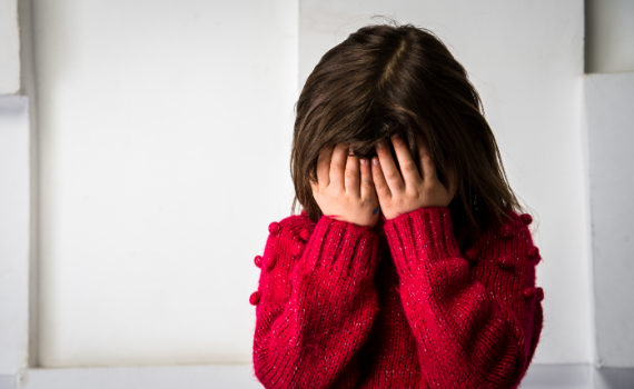 מורה שהורשע בעבירות מין חזר ללמד ותקף מינית