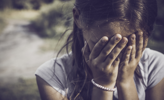 המורה החשוד: "רק חיבקתי את הילדות"