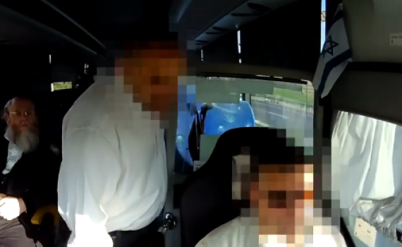 צפו: נוסע דתי מסרב לשלם ותוקף את הנהג