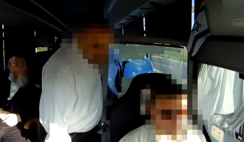 צפו: נוסע דתי מסרב לשלם ותוקף את הנהג