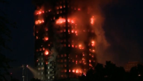 לכודים ופצועים: שריפת ענק במגדל מגורים בלונדון
