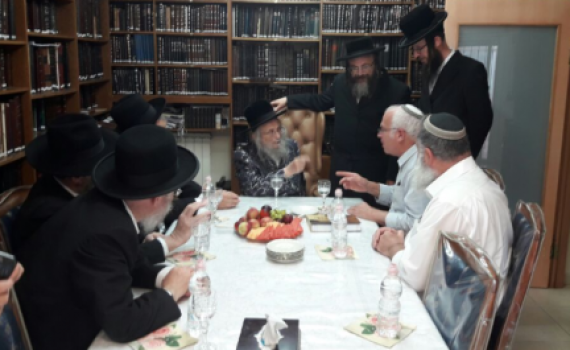 'ביקור מוזר': זעם בסאטמר על ביקורו של אורי אריאל