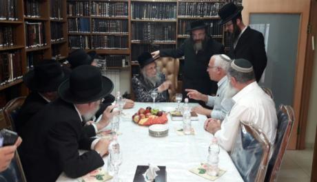 'ביקור מוזר': זעם בסאטמר על ביקורו של אורי אריאל