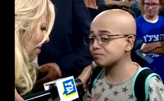 צפו: מפגש קורע לב בין שרה נתניהו לילד חולה