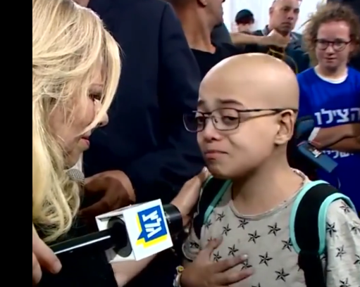 צפו: מפגש קורע לב בין שרה נתניהו לילד חולה