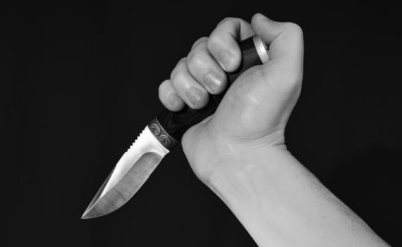 לא מצא את רב בית הספר ותקף את בנו בסכין