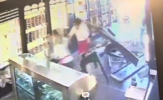 צפו: איבד שליטה ונכנס עם רכבו לתוך קונדיטוריה