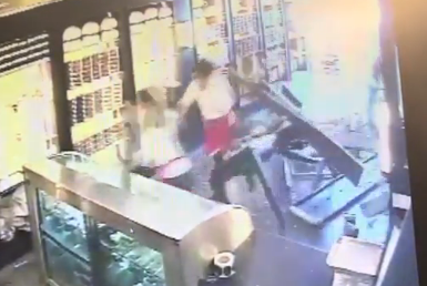 צפו: איבד שליטה ונכנס עם רכבו לתוך קונדיטוריה