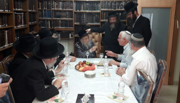 פגישה נדירה: שר מהציונות הדתית במעונו של מנהיג העדה החרדית