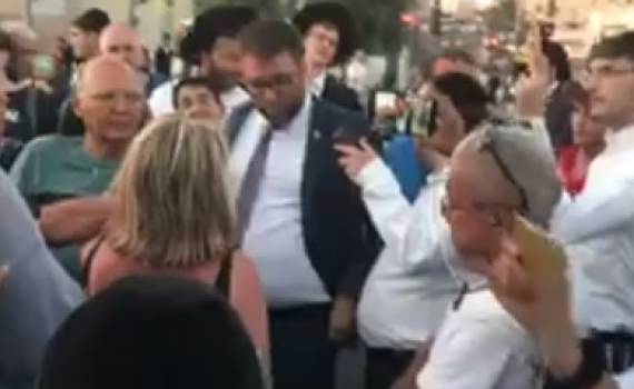 צפו: ח"כ אורן חזן הותקף בהפגנת הנכים