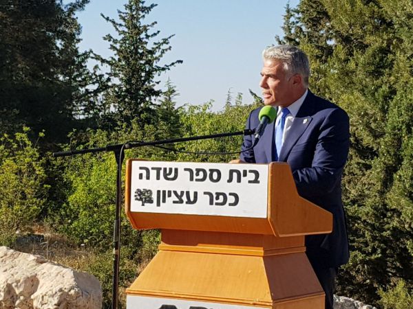 לפיד קורץ לסרוגים: "גוש ציון היא קונצנזוס ישראלי"