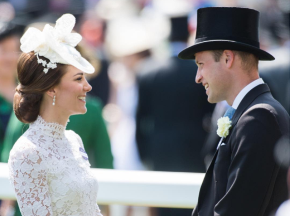 הדוכסית מדהימה שוב את העולם בשמלה לבנה