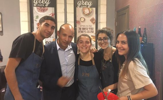 השר בנט הפתיע בארוחת ערב בבית הקפה