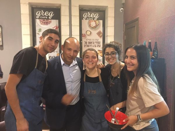 השר בנט הפתיע בארוחת ערב בבית הקפה