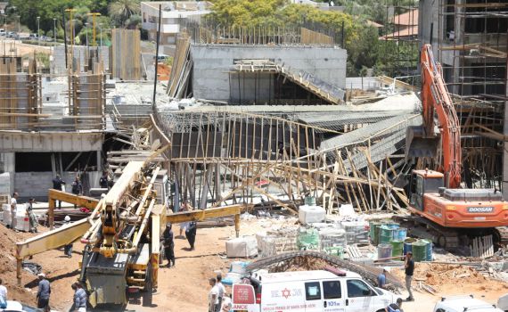 גני תקווה: תקרת בית ספר בבנייה קרסה על הפועלים