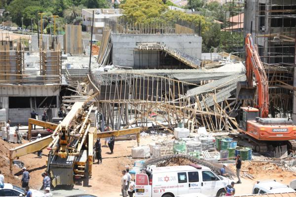 גני תקווה: תקרת בית ספר בבנייה קרסה על הפועלים