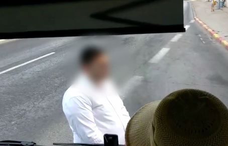 'פסיכי': המחאה של החרדי שלא הועלה לאוטובוס. צפו