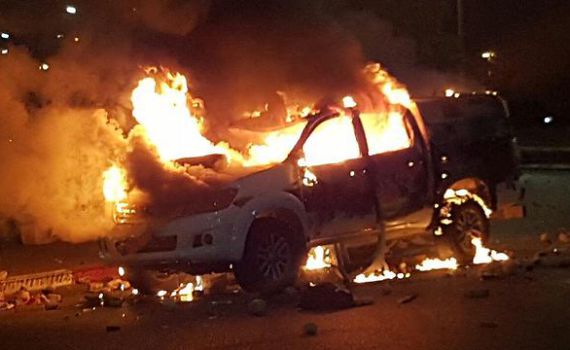 ניידות הוצתו, שוטר נפצע ואזרח נהרג