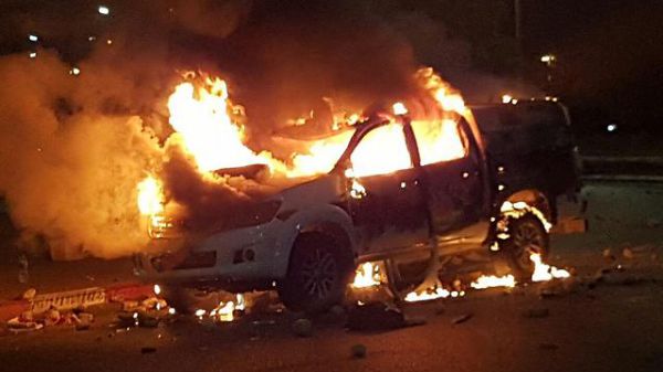 ניידות הוצתו, שוטר נפצע ואזרח נהרג