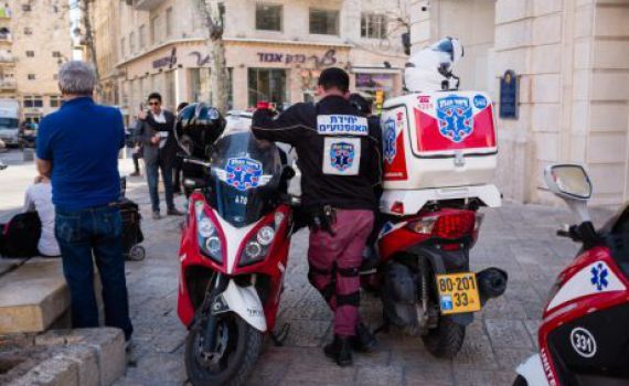 לאחר כרבע שעה: פעוטה חולצה מרכב נעול