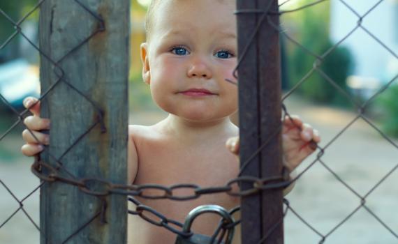 צפו: התינוק הבורח שקורע את הרשת